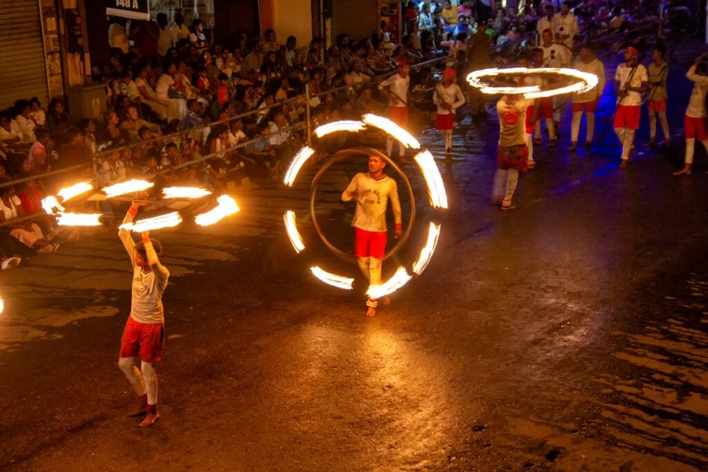 Esala Perahera del Templo del Diente Sagrado Kandy con elefantes