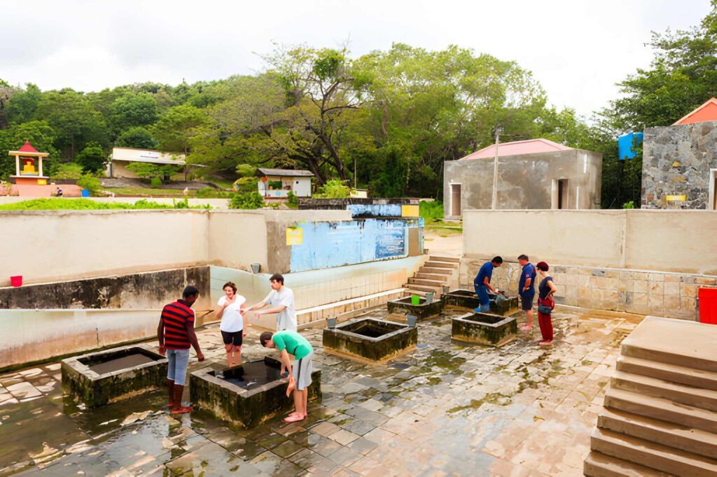 Baño local en las aguas termales de Kanniya